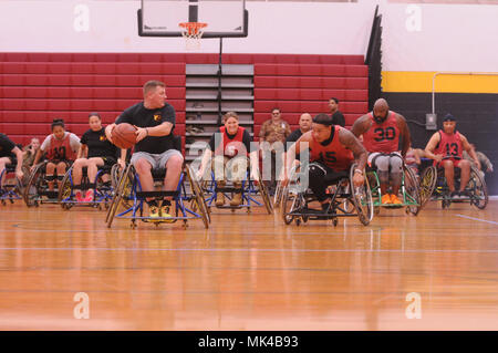 Us-Armee Active Duty und Veteran Athleten konkurrieren im Rollstuhl Basketball für die Pacific Regional Warrior Spiel 2017 Studien Armee Versuche auf Schofield Kasernen, Hawaii, 8. November 2017. Etwa 80 Verletzte, Kranke oder verletzte Soldaten und Veteranen sind in Hawaii zu trainieren und in einer Reihe von sportlichen Veranstaltungen, darunter Bogenschießen, Radfahren, Schießen konkurrieren, Volleyball, Schwimmen, Leichtathletik und Rollstuhl Basketball. Diese Wettbewerbe statt, die im November, die auch mit Krieger Care Monat fällt. Während Krieger Care Monat konzentrieren wir uns auf die Aktivitäten, die es uns ermöglichen, um co Stockfoto