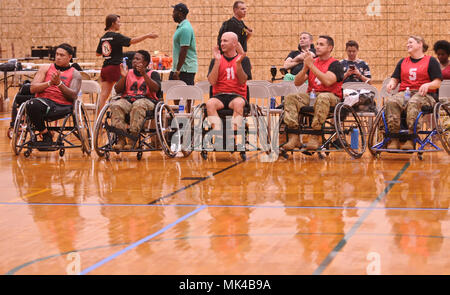 Us-Armee Active Duty und Veteran Athleten konkurrieren im Rollstuhl Basketball für die Pacific Regional Warrior Spiel 2017 Studien Armee Versuche auf Schofield Kasernen, Hawaii, 8. November 2017. Etwa 80 Verletzte, Kranke oder verletzte Soldaten und Veteranen sind in Hawaii zu trainieren und in einer Reihe von sportlichen Veranstaltungen, darunter Bogenschießen, Radfahren, Schießen konkurrieren, Volleyball, Schwimmen, Leichtathletik und Rollstuhl Basketball. Diese Wettbewerbe statt, die im November, die auch mit Krieger Care Monat fällt. Während Krieger Care Monat konzentrieren wir uns auf die Aktivitäten, die es uns ermöglichen, um co Stockfoto