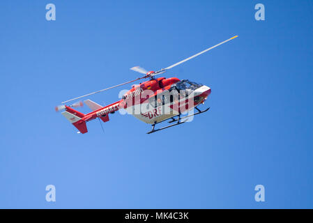 DELMENHORST/Deutschland - Mai 06, 2018: Eurocopter BK-117 von Drf "Luftrettung" fliegt über Landung Seite. Notarzt, Notarzt. Stockfoto