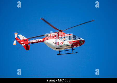 DELMENHORST/Deutschland - Mai 06, 2018: Eurocopter BK-117 von Drf "Luftrettung" fliegt über Landung Seite. Notarzt, Notarzt. Stockfoto