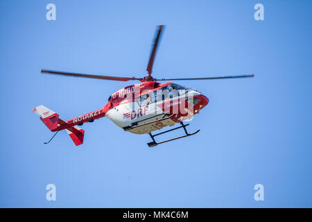 DELMENHORST/Deutschland - Mai 06, 2018: Eurocopter BK-117 von Drf "Luftrettung" fliegt über Landung Seite. Notarzt, Notarzt. Stockfoto