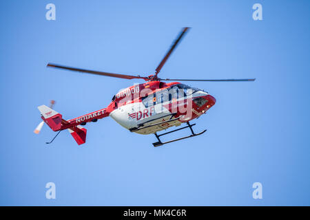 DELMENHORST/Deutschland - Mai 06, 2018: Eurocopter BK-117 von Drf "Luftrettung" fliegt über Landung Seite. Notarzt, Notarzt. Stockfoto