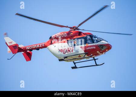 DELMENHORST/Deutschland - Mai 06, 2018: Eurocopter BK-117 von Drf "Luftrettung" fliegt über Landung Seite. Notarzt, Notarzt. Stockfoto