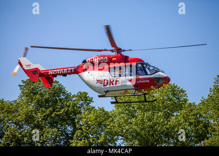 DELMENHORST/Deutschland - Mai 06, 2018: Eurocopter BK-117 von Drf "Luftrettung" fliegt über Landung Seite. Notarzt, Notarzt. Stockfoto