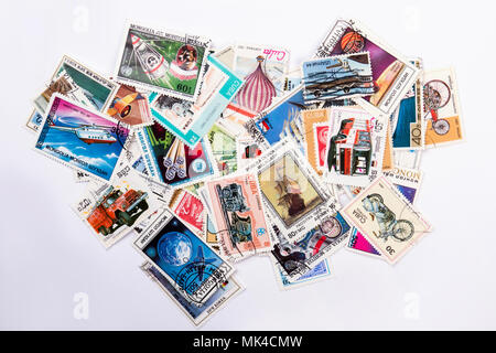 05.01.2017 - Kiew, Ukraine. Haufen von Briefmarken in Weiß isoliert Hintergrund. Stapel der Post. Stockfoto