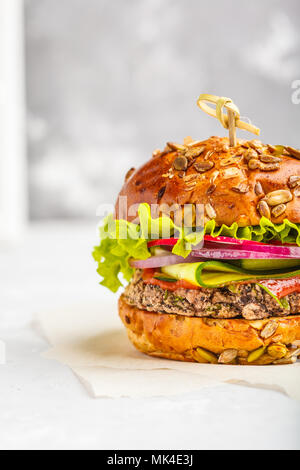 Vegan bean Burger mit Gemüse und Tomatensauce, kopieren. Gesunde vegane Ernährung Konzept. Stockfoto