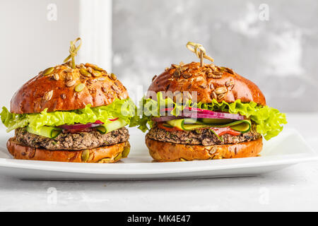 Vegan bean Burger mit Gemüse und Tomatensauce auf weißem Teller, kopieren. Gesunde vegane Ernährung Konzept. Stockfoto