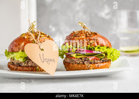 Vegan bean Burger mit Gemüse und Tomatensauce auf weißem Teller, kopieren. Gesunde vegane Ernährung Konzept. Stockfoto