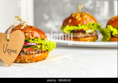 Vegan bean Burger mit Gemüse und Tomatensauce auf weißem Teller, kopieren. Gesunde vegane Ernährung Konzept. Stockfoto