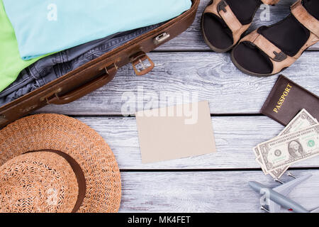 Flach Accessoires mit Mann zu reisen. Herren Kleidung auf grau Holz- Hintergrund. Stockfoto