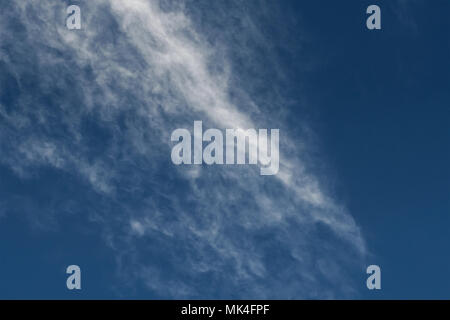 Strahlend blauer Himmel mit weißen Wolken mit Platz für Text, Hintergrund. Die große blaue Himmel und Wolken Stockfoto