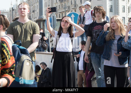 Moskau, Russland - Mai 5, 2018: Das Mädchen macht selfie im Hintergrund einer Masse in Moskau Stockfoto