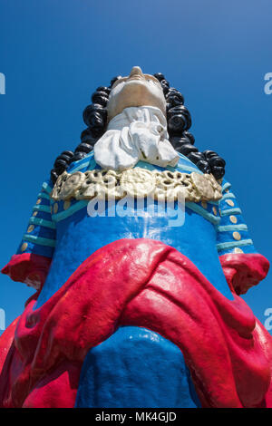 Eine nautische oder maritime Schiffe galionsfigur vor blauem Himmel in der Gegend von Portsmouth Gunwharf Quays am Hafen. Farbenfrohe geschnitzte Galionsfigur. Stockfoto