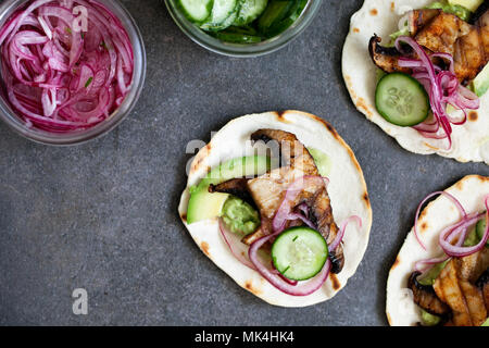 Veganen Tortillas mit Pilzen, Avocado, eingelegte Zwiebeln und Gurken Stockfoto