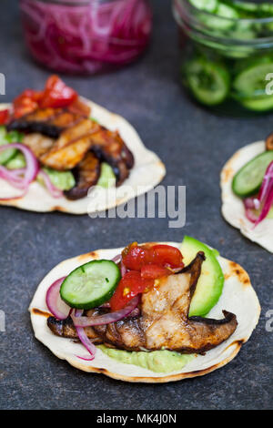 Veganen Tortillas mit Pilzen, Avocado, eingelegte Zwiebeln und Gurken Stockfoto