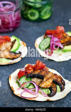 Veganen Tortillas mit Pilzen, Avocado, eingelegte Zwiebeln und Gurken Stockfoto