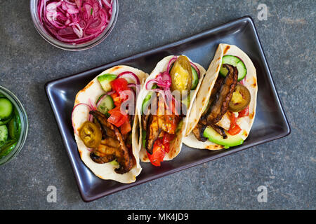 Veganen Tortillas mit Pilzen, Avocado, eingelegte Zwiebeln und Gurken Stockfoto