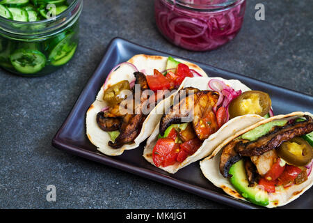 Veganen Tortillas mit Pilzen, Avocado, eingelegte Zwiebeln und Gurken Stockfoto