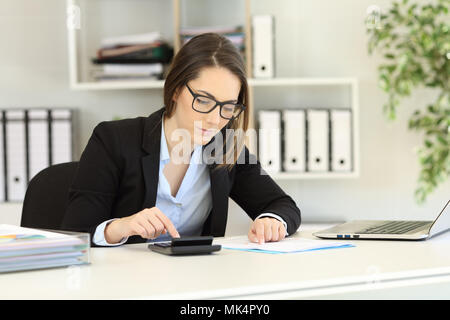 Konzentriert, Buchhalter, Buchhaltung im Büro Stockfoto