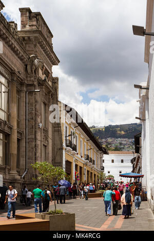 QUITO, ECUADOR - Oktober 27, 2015: Die Menschen auf einer Straße mit kolonialen Gebäuden in der historischen Altstadt gesäumt Stockfoto