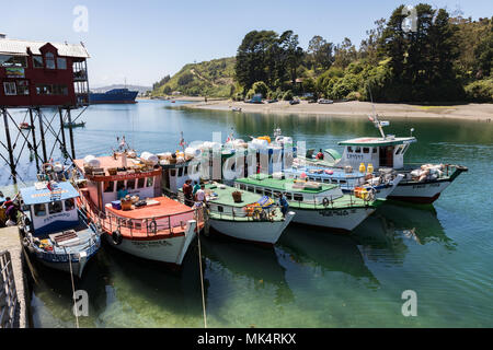 Puerto Montt, Chile - Dezember 4, 2016: Fischerboote am Puerto Montt Fischmarkt, wo der Fang zum Verkauf entladen wird gesäumt. Stockfoto