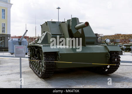 Verkhnyaya Pyshma, Russland - März 01, 2018: Sowjetische self-Artillerie SG-122 mount auf der Grundlage des erfassten deutschen Panzer Pz Kpfw III in der Mus angetrieben Stockfoto