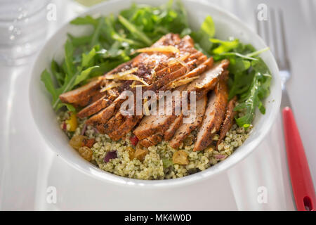 Cajun chicken mit tabbouleh, Rakete, goldene Rosinen & Basilikum Aioli. Protein gesunden Schüssel. Stockfoto