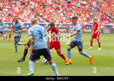 Harrison, NJ - 5. Mai 2018: Alejandro Romero Gamarra Kaku (10) von New York Red Bulls steuert Kugel während der regelmäßigen MLS Spiel gegen NYCFC bei Red Bull Arena Red Bulls gewann 4 - 0 Stockfoto