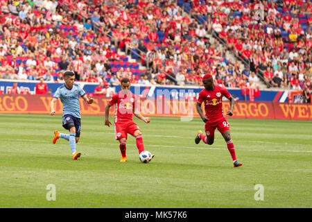 Harrison, NJ - 5. Mai 2018: Alejandro Romero Gamarra Kaku (10) von New York Red Bulls geht Kugel während der regelmäßigen MLS Spiel gegen NYCFC bei Red Bull Arena Red Bulls gewann 4 - 0 Stockfoto