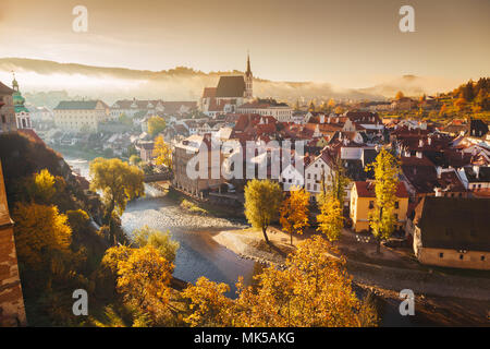 Panoramablick auf die historische Stadt Krumau mit dem berühmten Schloss Cesky Krumlov, UNESCO-Weltkulturerbe seit 1992, bei Sonnenaufgang im Herbst Stockfoto