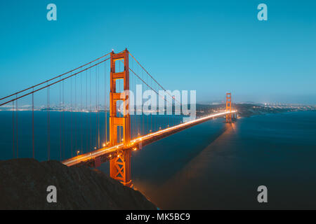 Klassische Panorama der berühmten Golden Gate Bridge gesehen aus Sicht der Batterie Spencer in schönen Beitrag Sonnenuntergang Dämmerung während der blauen Stunde in der Dämmerung in Stockfoto