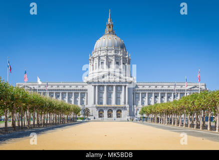 Klassische Ansicht der historischen San Francisco City Hall, der Sitz der Regierung für die Stadt und die Grafschaft von San Francisco, Kalifornien, USA, an einem sonnigen Tag, USA Stockfoto