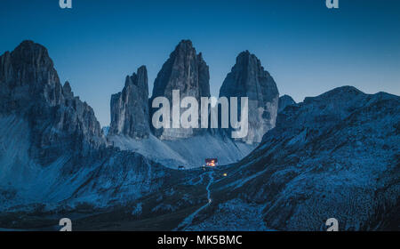 Schönen Blick auf die berühmten Drei Zinnen von Lavaredo Zinnen der Dolomiten mit Rifugio Antonio Locatelli Hütte bei Nacht, Südtirol, Italien Stockfoto