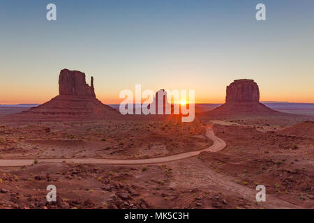 Klassische Ansicht des malerischen Monument Valley mit dem berühmten Fäustlinge und Merrick Butte im schönen goldenen Morgenlicht bei Sonnenaufgang im Sommer mit retro vin Stockfoto