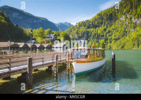 Panorama Ansicht der traditionellen Fahrgastschiff am malerischen Konigssee See an einem schönen sonnigen Tag im Sommer, Bayern, Deutschland Stockfoto