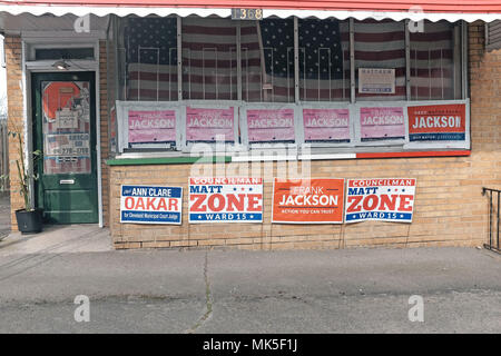 Haus/business zeigt politische Wahl Zeichen in Cleveland, Ohio für den Mai 2018 Primärfarben. Stockfoto