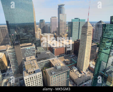 Minneapolis, Minnesota Skyline seen from above by Drone in Spring Stockfoto
