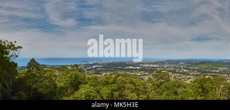 Ein beeindruckendes Panorama über Coffs Harbour von Sealy Lookout an einem strahlenden Herbsttag, New South Wales, Australien, Südpazifik Stockfoto