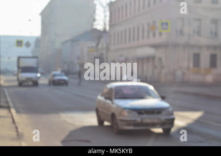 Der verschwommenen Landschaft die Straßen der Stadt mit fahrenden Autos bei einem nebligen Morgen. Künstlerische Rezeption einer unscharfen Landschaft Foto mit einem Bokeh effect Stockfoto