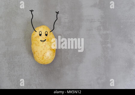 Tolles Konzept der gesunden Ernährung, Kartoffel auf grauem Hintergrund, poliertem Beton. Stockfoto