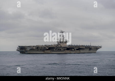 171105-N-VR 594-0010 SOUTH CHINA SEA (Nov. 5, 2017) Die Flugzeugträger USS Nimitz (CVN 68) Transite das Südchinesische Meer. Der Nimitz ihren Streik Gruppe werden in regelmäßigen Einsatz in der Siebten Flotte der Verantwortung zur Unterstützung der Maritime Security Operations und Theater Sicherheit Bemühungen um Zusammenarbeit. (U.S. Marine Foto von Mass Communication Specialist 3. Klasse Kelsey J. Hockenberger/Freigegeben) Stockfoto