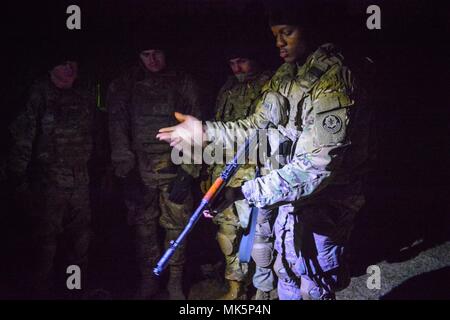 Ein Soldat aus der 3. Staffel, 2d-Cavalry Regiment erhält praktische Schulungen mit der Rumänischen 5,45-mm-sturmgewehr vor dem Schiessen während einer Nacht, Nov. 8, 2017. Fünf US-Soldaten wurden ausgewählt, Waffen mit der rumänischen Armee Boden Base Air Defence Schwarz Fledermäuse in Brand. Stockfoto