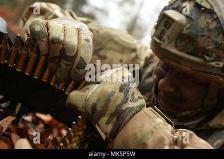 Britische Armee Pvt. Kane Fletcher Der 1 Bataillon, Royal Regiment von Füsilieren links zusammen Munition während der Durchführung einer Aufklärungsmission während der Übung Allied Geist VII bei der US Army Joint Multinational Readiness Center in Hohenfels, Deutschland, Nov. 8, 2017. Etwa 4.050 Mitglieder aus 13 Nationen nehmen an der übung Allied Geist VII 7th Army Training Befehl des Truppenübungsplatzes Hohenfels, Deutschland, Okt. 30 bis Nov. 22, 2017. Allied Geist ist ein US-Army Europe, 7 ATC-durchgeführte multinationale Übung Serie zu entwickeln und zu verbessern und die NATO Stockfoto