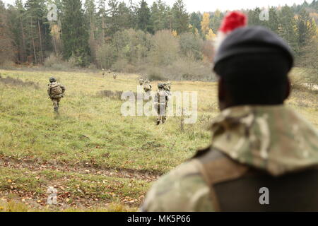 Britischer Soldat Lance Cpl. Ismael Griffiths der 1 Bataillon, Royal Regiment der Füsiliere Beobachter Training während der Durchführung einer Aufklärungsmission während der Übung Allied Geist VII bei der US Army Joint Multinational Readiness Center in Hohenfels, Deutschland, Nov. 8, 2017. Etwa 4.050 Mitglieder aus 13 Nationen nehmen an der übung Allied Geist VII 7th Army Training Befehl des Truppenübungsplatzes Hohenfels, Deutschland, Okt. 30 bis Nov. 22, 2017. Allied Geist ist ein US-Army Europe, 7 ATC-durchgeführte multinationale Übung Serie zu entwickeln und zu verbessern. Stockfoto