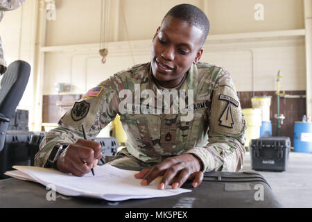 Sgt. 1. Klasse Larhonda Hankins, a92 Y-Einheit Spezialist -- mit der 6., 1. Sicherheit Kraft Unterstützung Brigade, erhält eine RQ-11 Raven Nov. 7 bei Kelley Hügel auf Fort Benning, Ga, für die Nutzung durch 1 SFAB Soldaten in der Ausbildung für einen schiefergedeckt Bereitstellung. Hankins kam mit der 1 SFAB im August und sagte, sie liebt einen Teil einer neuen Einheit zu sein und es von Grund auf neu. 1 SFAB ist eine neue Einheit, die speziell ausgebildet ist und baute Combatant Commander theater Sicherheitsziele durch Training zu erreichen zu können, beraten, unterstützen, begleiten, und Aktivieren der Alliierten und partnered indig Stockfoto