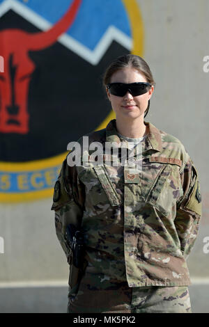 Staff Sgt. Beverly Murtiff Expeditionary Bauingenieur, 455Th Squadron Kundenservice führen, posiert für ein Foto, Nov. 6, 2017 am Flughafen Bagram, Afghanistan. Murtiff ist derzeit aus dem 9. Bauingenieur Squadron eingesetzt, Beale Air Force Base, Calif (U.S. Air Force Foto/Staff Sgt. Göttliche Cox) Stockfoto