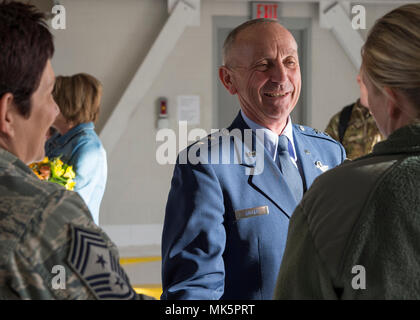 Gary L. Sayler ist Generalmajor der United States Air Force, der von 2010 bis 2017 als Adjutant General von Idaho diente und 1977 der Idaho Air National Guard beitrat. Das Archivbild dokumentiert einen Abschied nach der Zeremonie des Generalkommandos des Adjutanten am 5. November 2017 auf dem Gowen Field in Boise, Idaho, an der Mitarbeiter der 124th Force Support Squadron beteiligt waren. Stockfoto