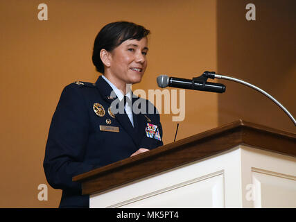 Colonel Debra Vogt, 81st Training Wing Commander, liefert Erläuterungen während der Tuskegee Airmen Inc. 8. Jährliche Benefiz-gala in der slawonischen Lodge Nov. 4, 2017, in Biloxi, Mississippi. Die Veranstaltung, die gehalten wurde, Mittel für den Oberst Lawrence E. Roberts Stipendien Fonds zu erhöhen, enthalten auch eine stille Auktion und Abendessen. (U.S. Air Force Foto von Kemberly Groue) Stockfoto