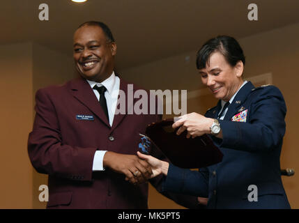 Pensionierte Tech. Sgt. Kirk Jackson, Oberst Lawrence E. Roberts Kapitel der Tuskegee Airmen Inc. Präsident, präsentiert ein Andenken zu oberst Debra Vogt, 81st Training Wing Commander, während der Tuskegee Airmen Inc. 8. Jährliche Benefiz-gala in der slawonischen Lodge Nov. 4, 2017, in Biloxi, Mississippi. Vogt war der Gastredner für die Veranstaltung, die gehalten wurde, Mittel für den Oberst Lawrence E. Roberts Stipendien Fonds zu erhöhen. Der gala Thema war "wir nicht zugewiesen wurden, waren wir." (aus den USA Air Force Foto von Kemberly Groue) Stockfoto