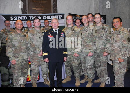 Brig. Gen. James Bonner, Commander, 20 CBRNE-Befehl, trifft sich mit Soldaten an der EOD-Tag auf dem Hügel bei den Rayburn House Bürogebäude Foyer am 7. (U.S. Armee Foto von Maj. Troy Frey) Stockfoto